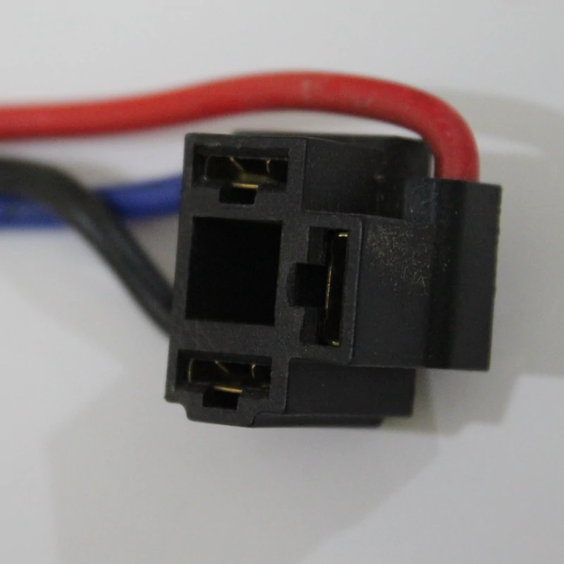 سوکت چراغ جلو سه فیش H4